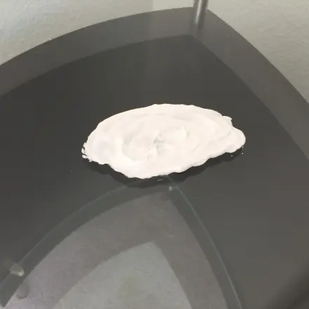 Entfernen von Nikotin auf Plastik oder Glas