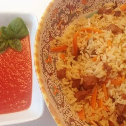 Plov mit Lammfleisch & Tomaten-Paprika-Knoblauchsoße