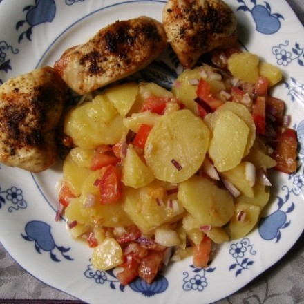 Kartoffelsalat mit Tomaten und Hähnchenmedaillons