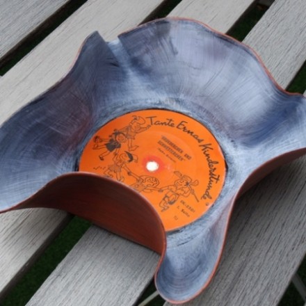 Upcycling: Eine Schale aus Schallplatte machen