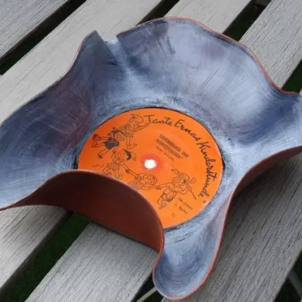 Upcycling: Eine Schale aus Schallplatte machen