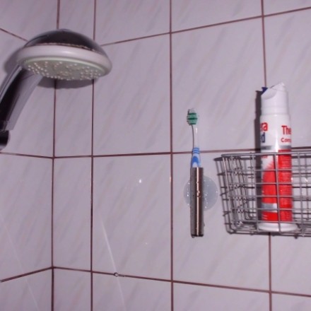 Zahnbürstenhalter zum Zähneputzen unter der Dusche