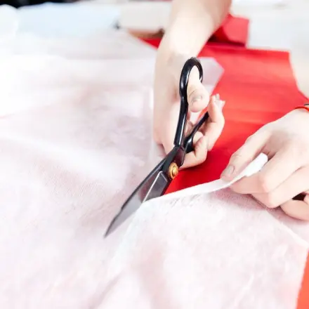 Rutschige Stoffe besser zuschneiden und nähen