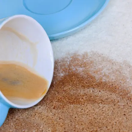 Kaffeeflecken vom Teppich entfernen