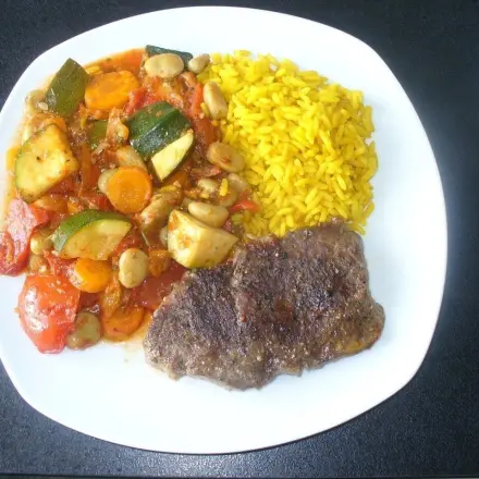 Kalorienarmes sättigendes Gericht: Gemüsereis mit Steak