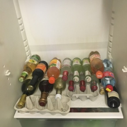 Liegende Flaschen rutschen nicht mehr im Kühlschrank