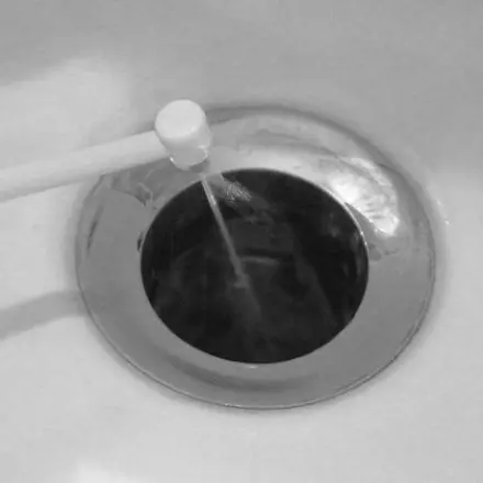 Verstopfter Abfluss? Nimm die Munddusche!