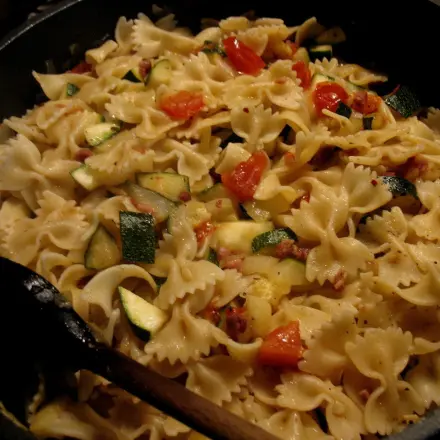 Schnelle Gemüsepfanne mit Farfalle und Schinkenwürfeln