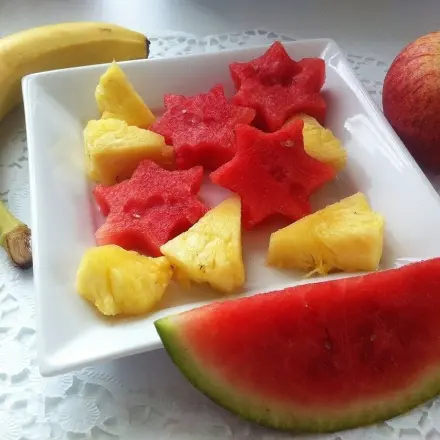 Melonen anrichten mit Ausstechformen