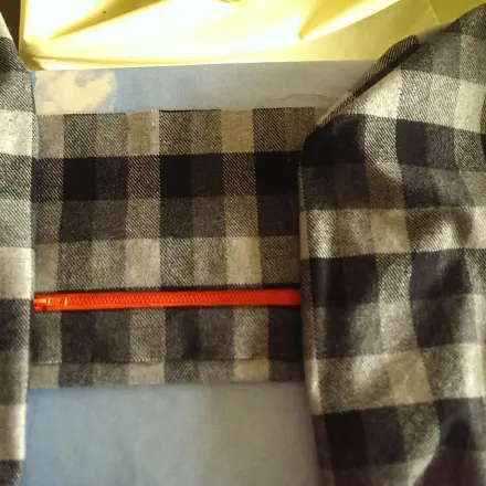 Reißverschluss in karierten Stoff einarbeiten