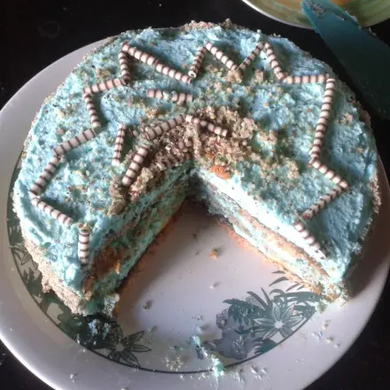 Haselnuss-Sahnetorte mit Bananen