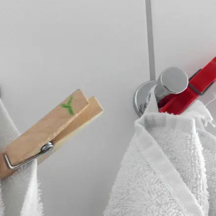 Handtücher kennzeichnen mit Gummiband oder Wäscheklammer
