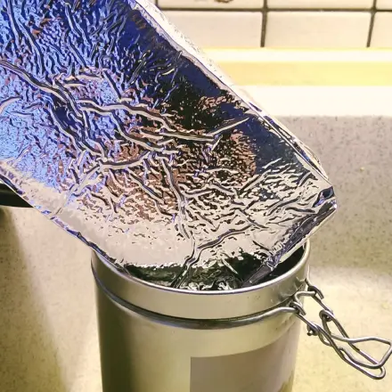 Kaffeepulver einfüllen ohne Spuren auf Arbeitsplatte