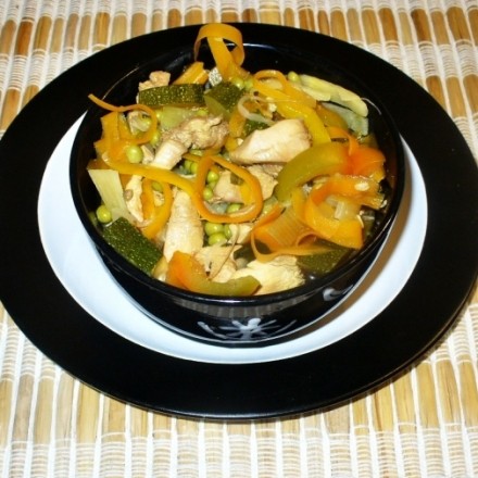 Pikante kalorienarme Suppe im Asiastil