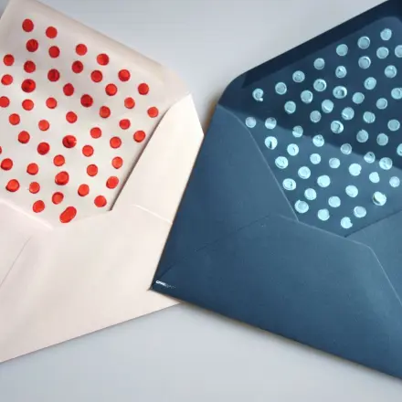 Polka Dots auf Briefumschlägen