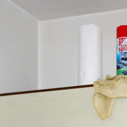 Alte Fettschichten mit Backofenspray entfernen