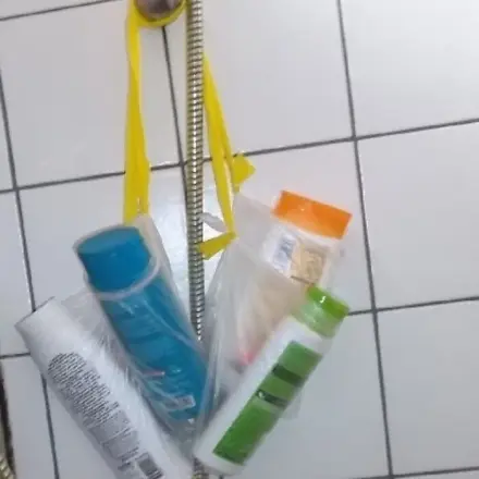 Duschgel und Co unterwegs praktisch aufhängen