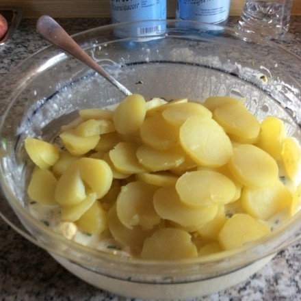Gleichmäßige Kartoffelscheiben für den Kartoffelsalat
