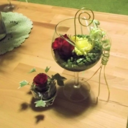 Schöne Tischdeko mit Weinglas und Teelichthalter