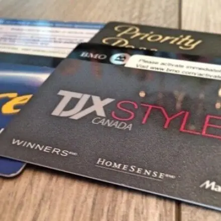 Alte Plastikkarten zum Kratzen auf empfindlichen Oberflächen