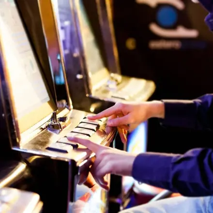 Spielsucht bekämpfen: Glücksspiel am Spielautomaten