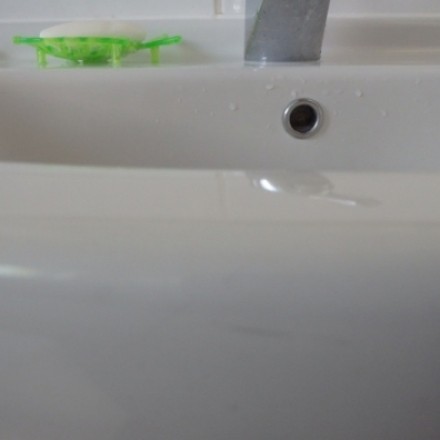 Kratzer aus Waschbecken oder Badewanne beseitigen