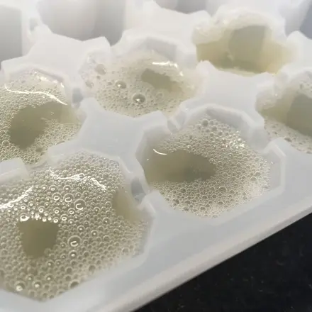 Zitronensaft in kleinen Portionen einfrieren