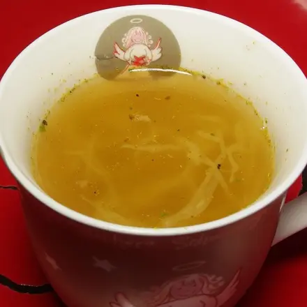 Knallgelbe Sauerkrautsuppe in 2 Minuten