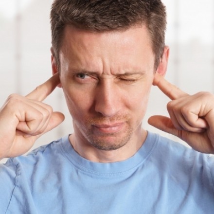 Tinnitus: Wie entsteht das Piepen im Ohr und was hilft dagegen?