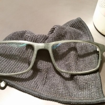 Brillen putzen mit Kontaktlinsen Pflegemittel