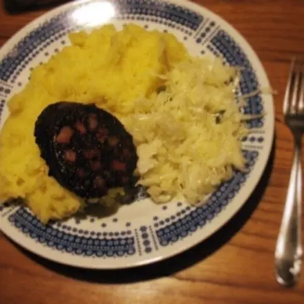 Superschnelles Gericht: Blutwurst mit Kartoffelpüree und Krautsalat