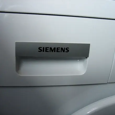 Gründliches Reinigen des Einspülfaches der Waschmachine