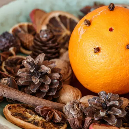 Weihnachtsdüfte aus Apfelsinen mit Nelken