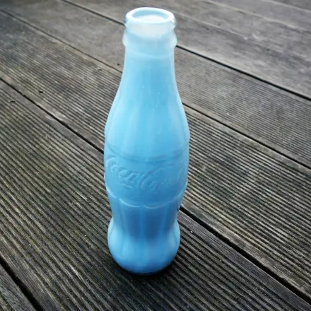 Upcycling: Retro Colaflasche als bunte Vase