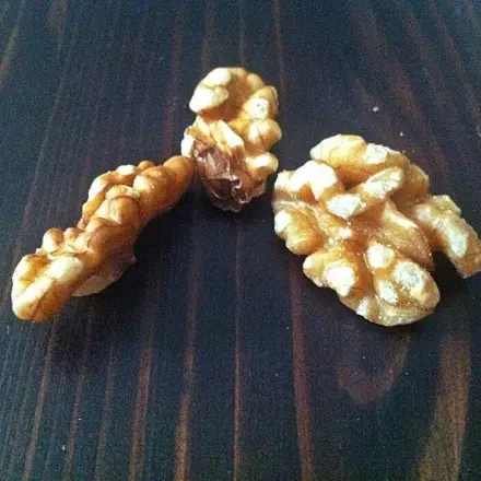 Feine Kratzer auf Holz beseitigen