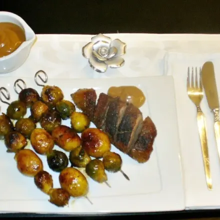 Cranberry-Entenbrust mit geschmorten Rosenkohl-Kartoffel-Spießen