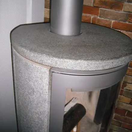 Harzflecken auf Speckstein