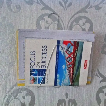 Drahtkleiderbügel als Zeitunghalter verwenden