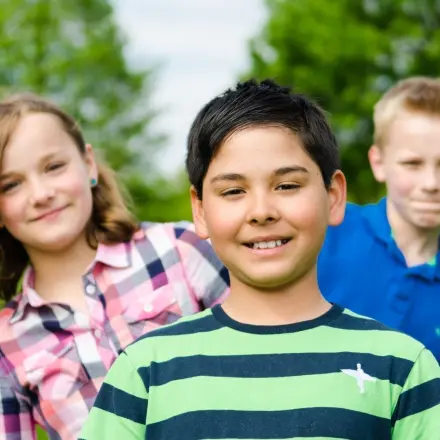 Kinder zum Spielen im Freien anregen