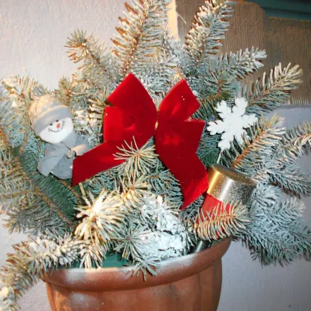 Treppenaufgang mit weihnachtlich aussehenden Blumenkästen