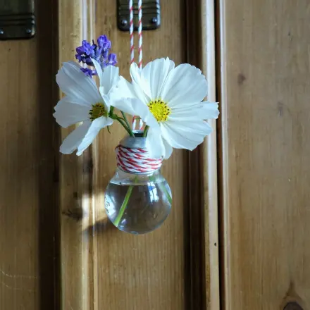 Upcycling: Kaputte Glühbirne wird zur Vase