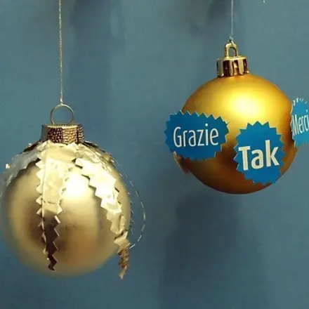 Weihnachtsbaumkugeln mit Deko aus Alu und Papierstickern