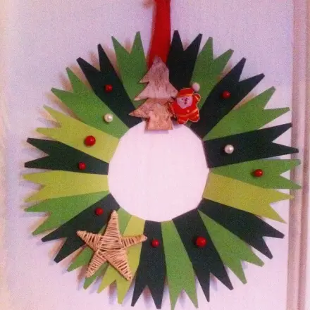 Weihnachtlichen Tür- oder Wandkranz basteln