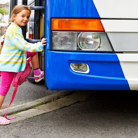 Richtiges Verhalten für Schüler bei Busfahrten - Unfälle verhindern