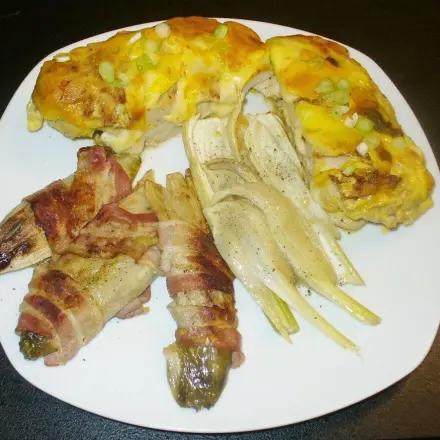 Überbackene Mozzarella-Hähnchenfilets mit geschmortem Chicoree