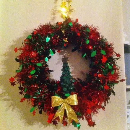 Weihnachtlichen Wandkranz aus altem Strohkranz herstellen