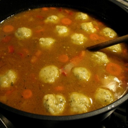 Ein deftiger Winter-Eintopf mit Hackfleisch und Semmelknödel