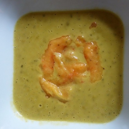 Vegane Erbsen-Estragon-Suppe mit Mangodip