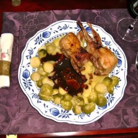 Gebratene Wachteln mit Portweinsauce, Salzkartoffeln und Rosenkohl