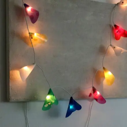 Lichterkette mit selbst gebastelten Schirmchen